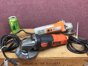 lot 215 image: BD and a CHICAGO 4 12 - 4 Angle Grinders - Good