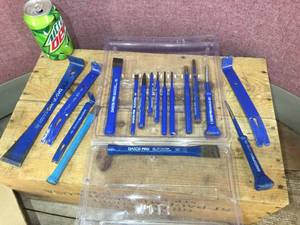 lot 252 image: DASCO PRO - Punches - Chisels - Pry Bars - U.S.A.
