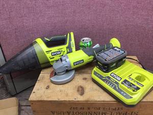 lot 253 image: RYOBI 18V Cordless Grinder P4221 - VAC P131iD - Battery Charger