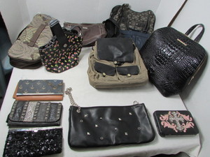 lot 47 image: Purses
