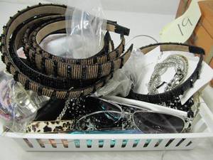 lot 18 image: Costume Jewelry