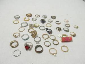 lot 20 image: Jewelry Rings