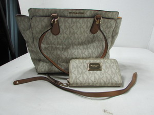 lot 40 image: Michael Kors Dee Dee Tote Purse