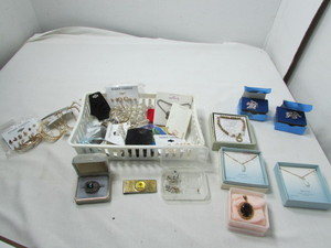 lot 12 image: Costume Jewelry Lot