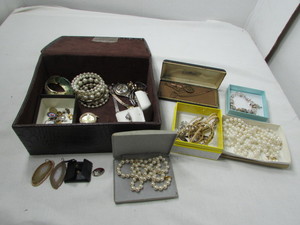 lot 14 image: Costume Jewelry