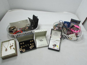 lot 15 image: Costume Jewelry