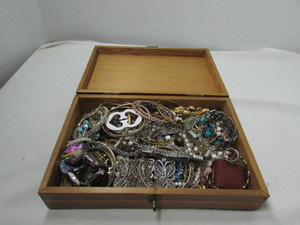 lot 16 image: Costume Jewelry