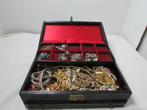 lot 22 image: Costume Jewelry
