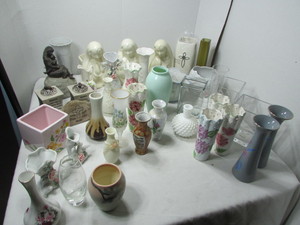 lot 119 image: Bud Floral Vases