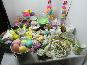 lot 138 image: Easter Items