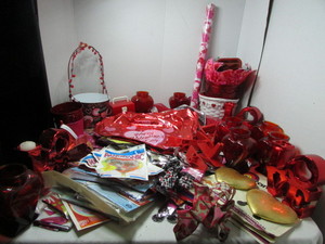 lot 154 image: Valentines Day Items