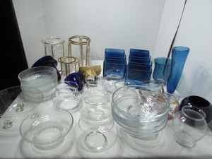lot 156 image: Glass Vases and Bowls