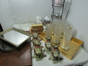 lot 188 image: Decor