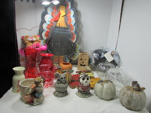 lot 190 image: Holiday Decor