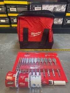 lot 21 image: Milwaukee combo - Bag, 13 PC bore set and hole dozers