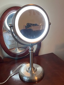 lot 15 image: Lighted Adjustable Vanity Mirror with Stand and Magnification