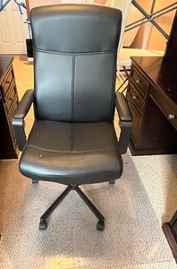 lot 316 image: Black Adjustable Office Chair with Armrests and Rolling Base