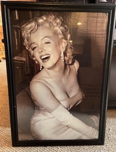 lot 324 image: Framed Marilyn Monroe Portrait Print 28x39 Inches