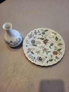 lot 123 image: Wedgwood Angela Bone China Vase and Floral Plate Set