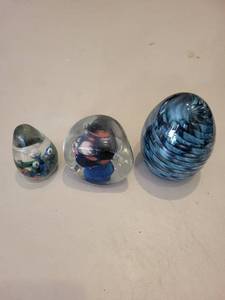 lot 150 image: Set of 3 Art Glass Paperweights with Swirl and Floral Designs