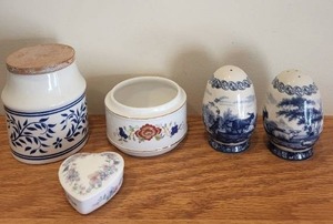 lot 160 image: Assorted Vintage Ceramic Kitchenware and Decorative Pieces