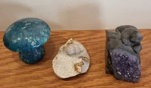 lot 166 image: Group of 3 Stone Animal and Mushroom Figurines - Alabaster, Fossil, Amethyst