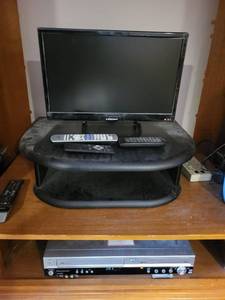 lot 266 image: Element 19-Inch Flat Screen TV with Panasonic DVD VHS Recorder and Remotes