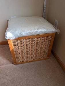 lot 82 image: Wicker Storage Chest with Hinged Lid and Cushion Top