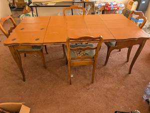 lot 214 image: Vintage Wood Dining Table with 4 Upholstered Needlepoint Chairs