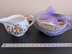lot 226 image: Casafina Italian Floral Creamer and Grandmas Little Helper Baking Kit