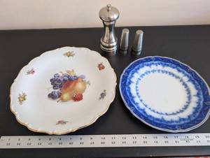 lot 228 image: Vintage Plate Set with Fruit Motif, Blue Pattern Plate, and Stanley Roberts Velvet 18-8 Stainless Salt and Pepper Shakers with Grinder