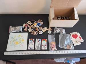 lot 230 image: Collection of Folk Art Ceramic Refrigerator Magnets and Trinkets