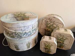 lot 53 image: Daisy-Print Round Storage Boxes & Hexagonal Boxes - 4-Piece Decor Set