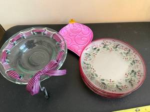 lot 200 image: Holly Border Dinner Plates - Red Rim, Green Leaves Pattern