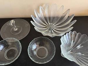 lot 204 image: Crystal Glass Starburst Serving Bowl Set with Lidded Pedestal Plate