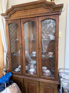 lot 347 image: Oak China Cabinet Hutch - Diamond-Pattern Glass Doors