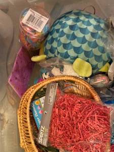 lot 384 image: Assorted Easter & Spring Decorations Bin