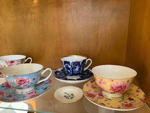 lot 350 image: Lenox Laurel Floral Tea Set - Teacups, Saucers & Gold Rim Plates (USA)
