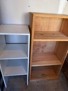 lot 415 image: Oak Wood 4-Shelf Bookcase & White 3-Shelf Bookcase