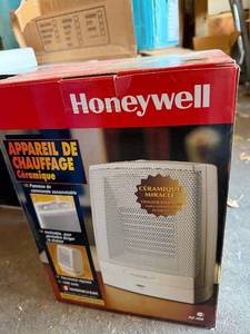 lot 425 image: Honeywell HZ-350 Ceramic Heater
