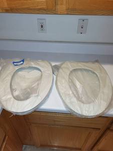 lot 233 image: Set of 2 Kohler Brevia EZ Toilet Seat Assemblies White
