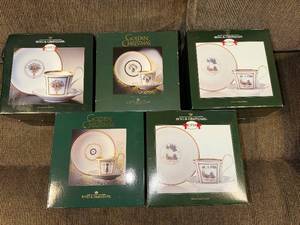 lot 324 image: Bing & Grndahl Golden Christmas Teacups & Saucers - 5 Boxes