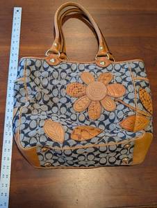 lot 7 image: Coach Signature Canvas Handbag with Leather Flower Applique - Tan Trim