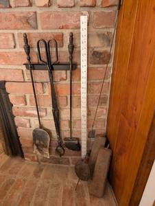 lot 104 image: Fireplace Tool Set With Shovel, Poker, Brush & Tongs On Wall Bracket