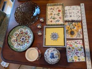 lot 119 image: Gien Faience Trinket Jar - Muse de la Faencerie de Gien, France - Handarbeit Plate