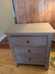 lot 130 image: Crescent Furniture 3-Drawer Nightstand Gray Wash Wood Bedroom Table with USB outlet