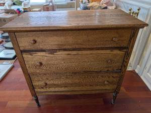 lot 136 image: Oak 3-Drawer Dresser with Turned Legs - Vintage Bedroom Chest of Drawers