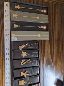 lot 154 image: Gold Tone Pendant Necklaces & Holiday Charms - Assorted Gift Set