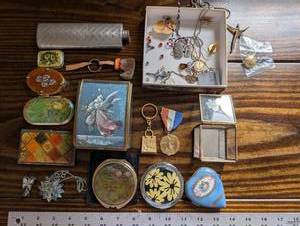 lot 163 image: Vintage Jewelry & Trinkets - Assorted Charms, Pendants, Brooches, Boxes & Accessories