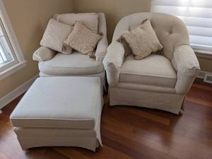 lot 191 image: Ethan Allen Traditional Classics Armchairs & Ottoman - Cream Damask Upholstery Set